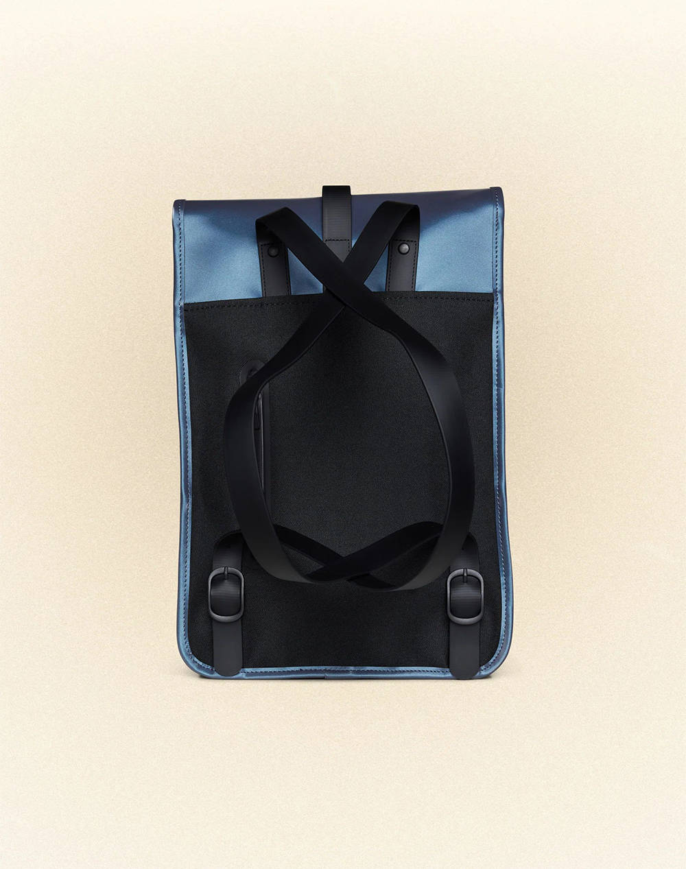 RAINS Backpack Mini W3 (Dimensiuni: 34 x 30.5 x 12 cm.)