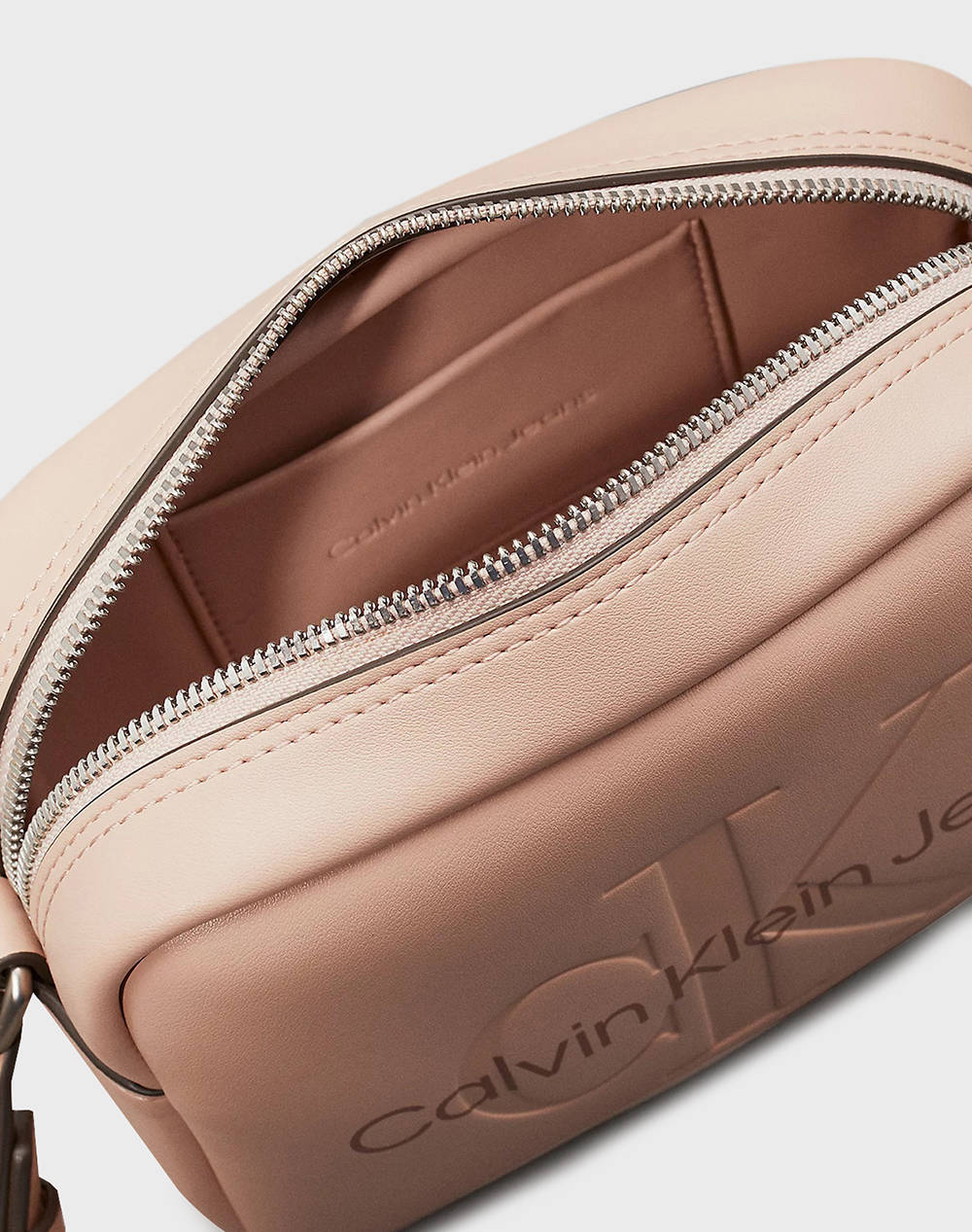 CALVIN KLEIN SCULPTED CAMERA BAG18 MONO (Dimensiuni: 13 x 18 x 7 cm.)