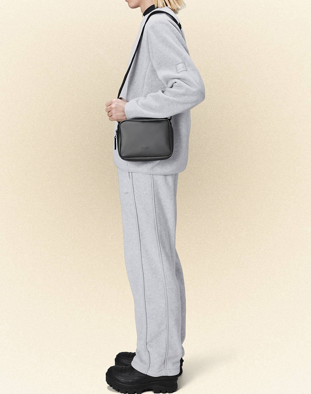 RAINS Box Bag W3 (Dimensiuni: 16 x 21 x 8.5 cm.)