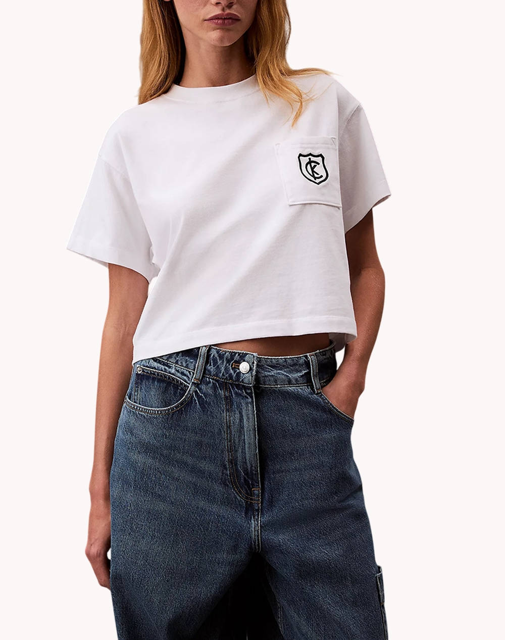 CALVIN KLEIN JEANS SS BOXY CK CREST CROP POCKET TEE