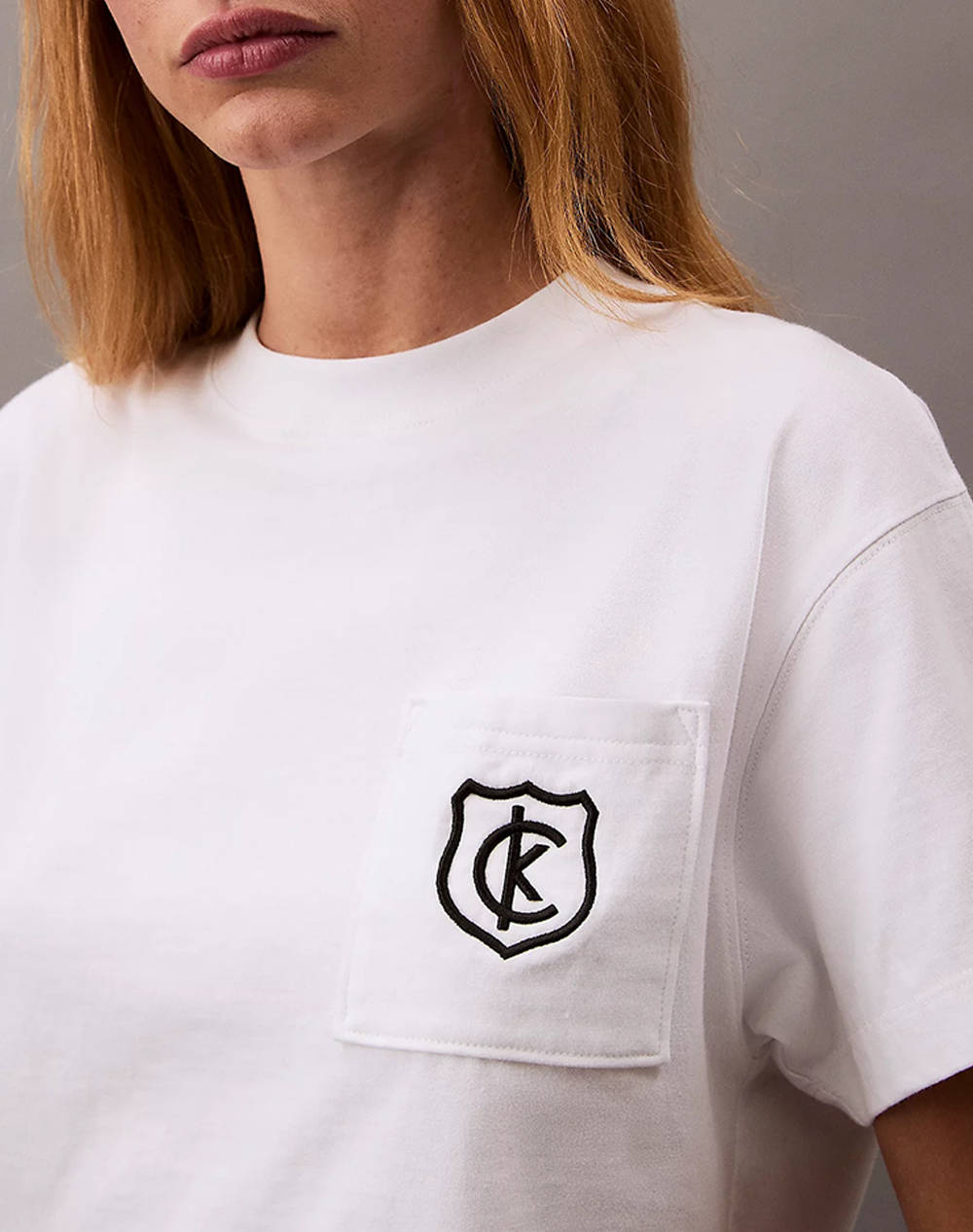 CALVIN KLEIN JEANS SS BOXY CK CREST CROP POCKET TEE