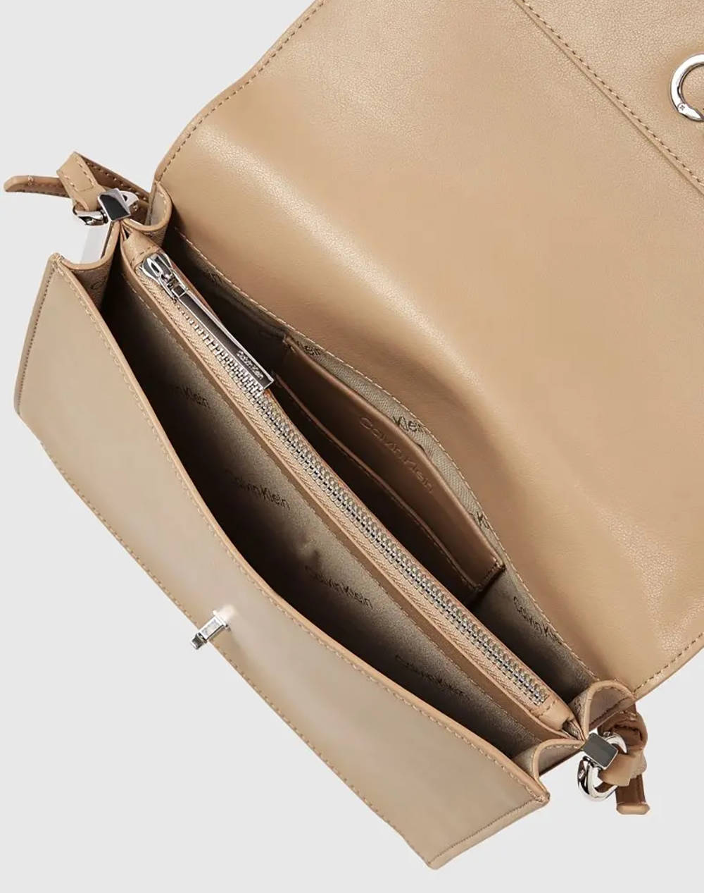CALVIN KLEIN JEANS CK ELONGATED SHOULDER BAG (Dimensiuni: 26 x 17 x 7cm.)