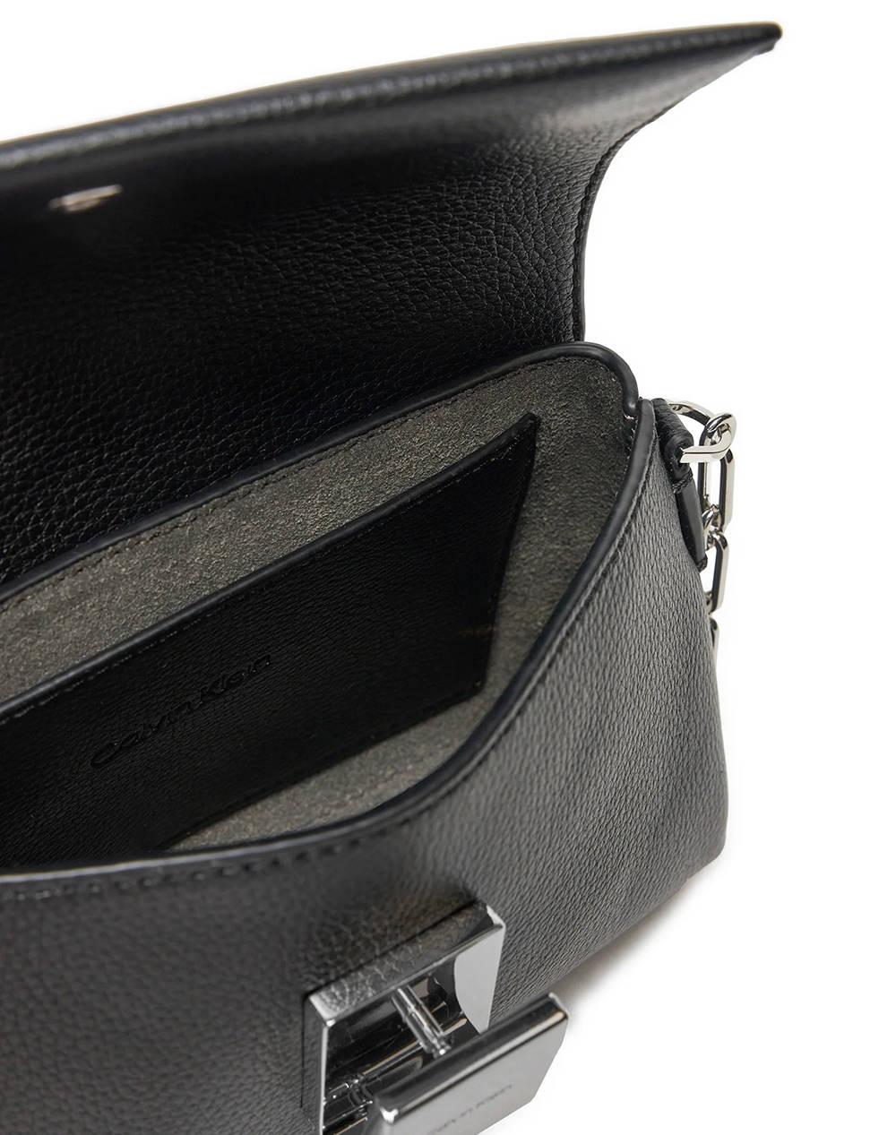 CALVIN KLEIN JEANS CK PLAQUE SM CROSSBODY W/CHAIN (Dimensiuni: 18.5 x 12 x 5cm.)