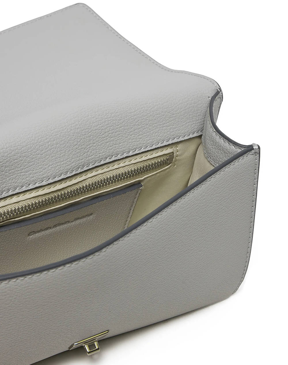 CALVIN KLEIN JEANS FORGED LOCK SMALL FLAP (Dimensiuni: 21 x 12 x 5cm.)