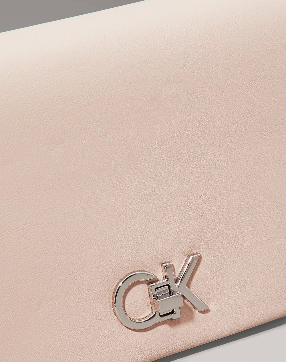 CALVIN KLEIN JEANS CK CONVERTIBLE MINI BAG (Dimensiuni:13 x 24 x 7cm.)