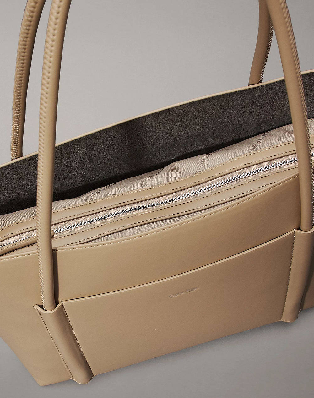 CALVIN KLEIN JEANS CK LINN MEDIUM SHOPPER (Dimensiuni: 24.5 x 20 x 6.5cm.)