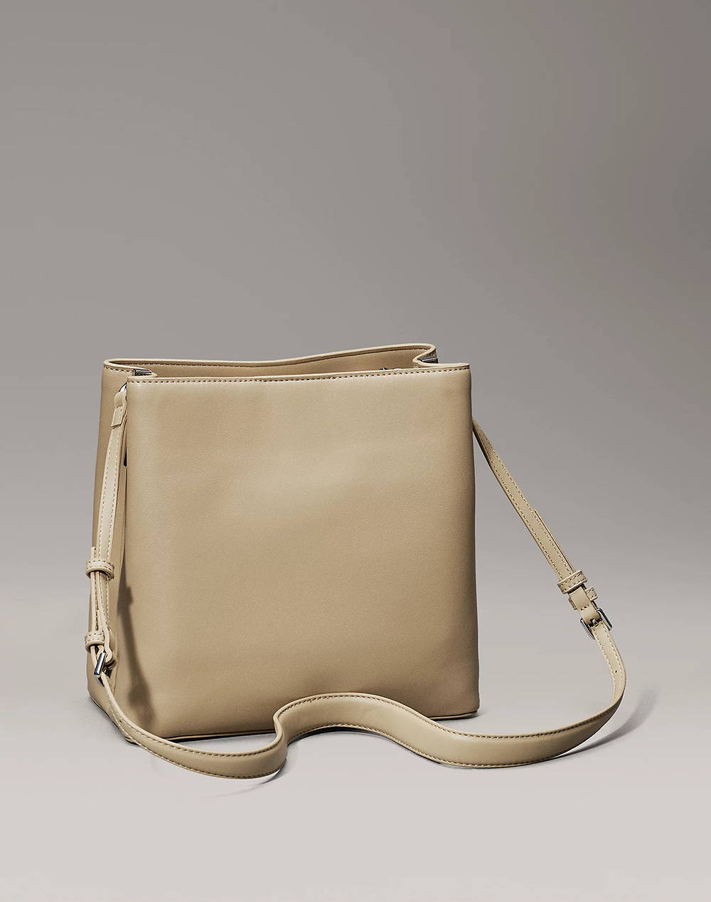 CALVIN KLEIN JEANS CK CONVERTIBLE BUCKET BAG (Dimensiuni: 23 x 25 x 13 cm.)