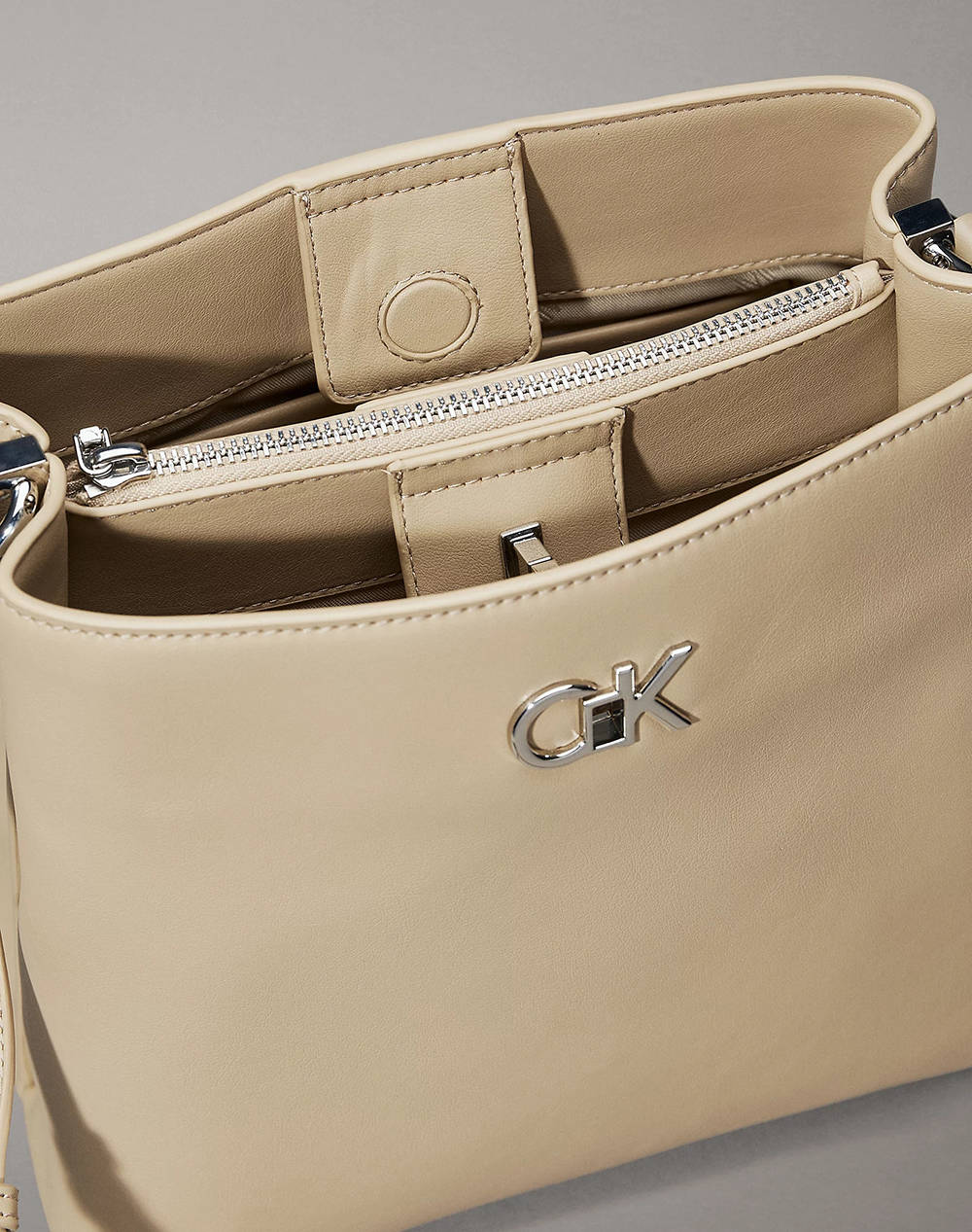 CALVIN KLEIN JEANS CK CONVERTIBLE BUCKET BAG (Dimensiuni: 23 x 25 x 13 cm.)