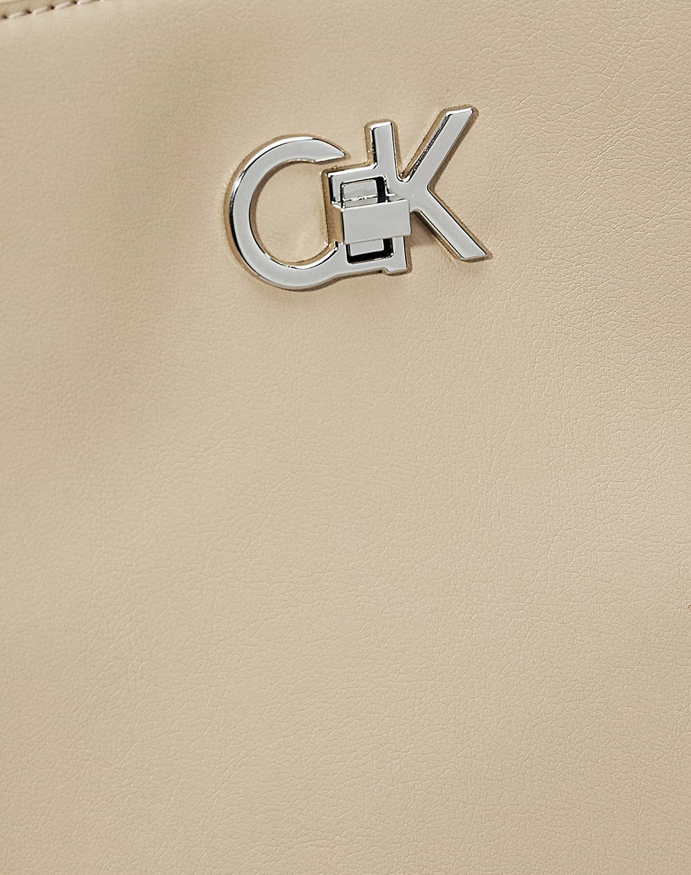 CALVIN KLEIN JEANS CK CONVERTIBLE BUCKET BAG (Dimensiuni: 23 x 25 x 13 cm.)