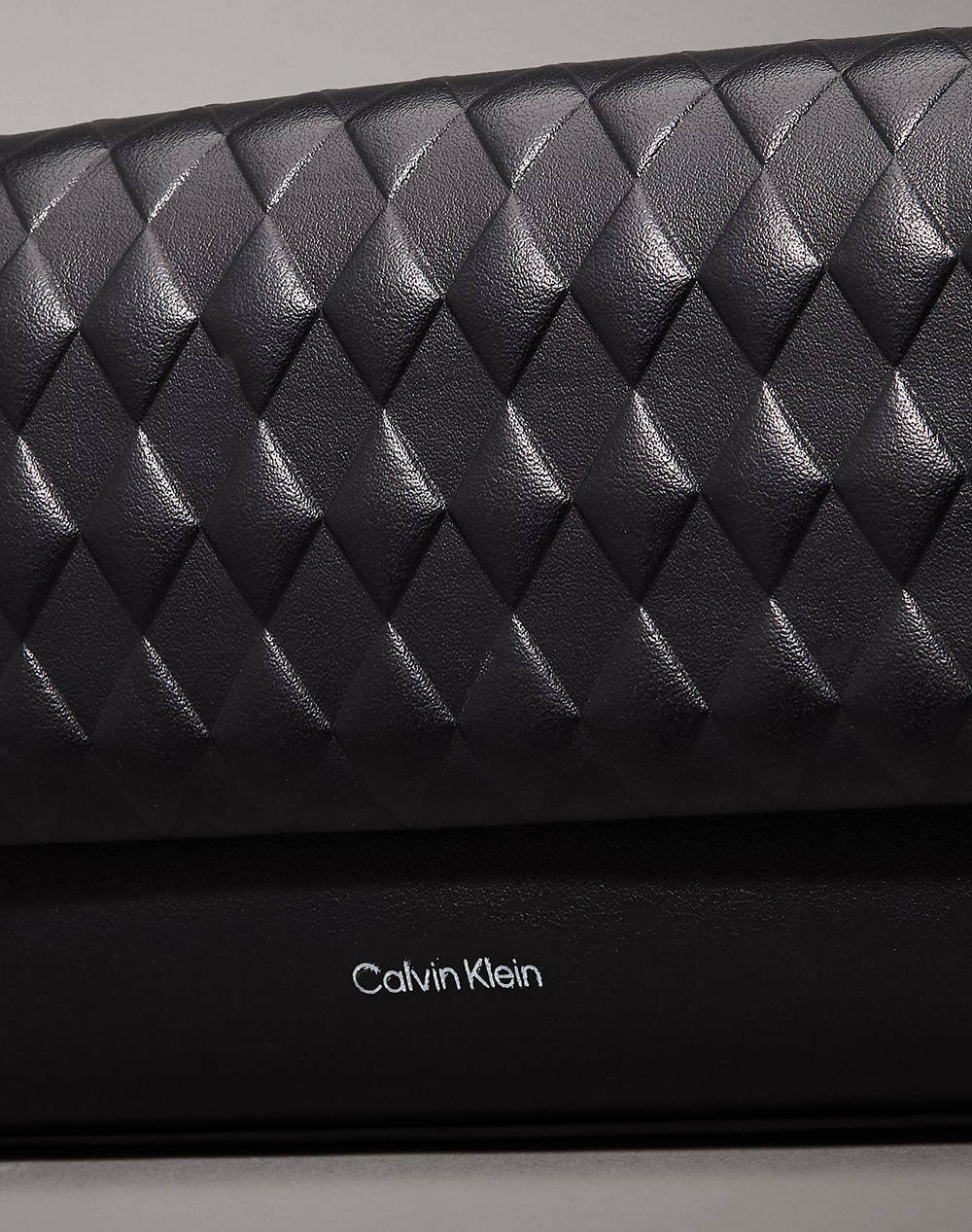 CALVIN KLEIN MINI QUILT CHAIN MINI CROSSBODY (Dimensiuni: 21 x 5,5 x 13cm.)