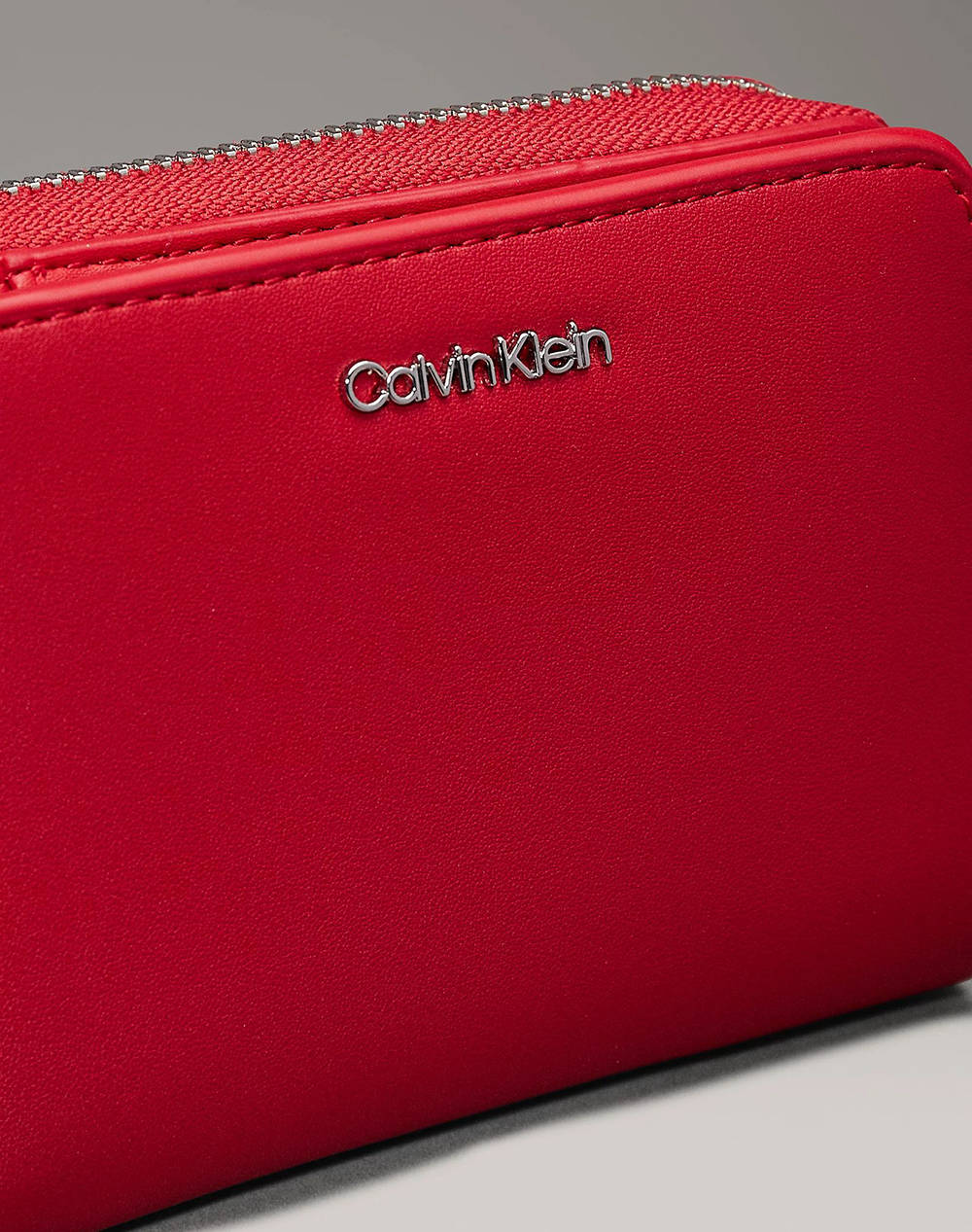 CALVIN KLEIN JEANS CK MUST MEDIUM ZIP AROUND WALLET (Dimensiuni: 12 x 10 x 3cm.)