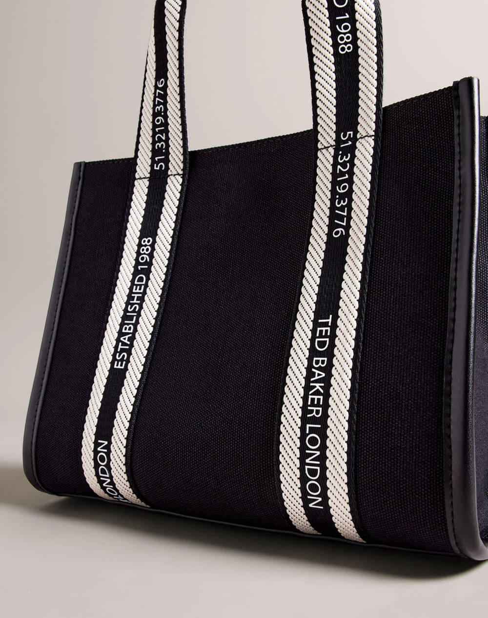 TED BAKER GEORJEA Branded Webbing Canvas Small Tote (Dimensiuni: 11 x 21 x 25cm.)