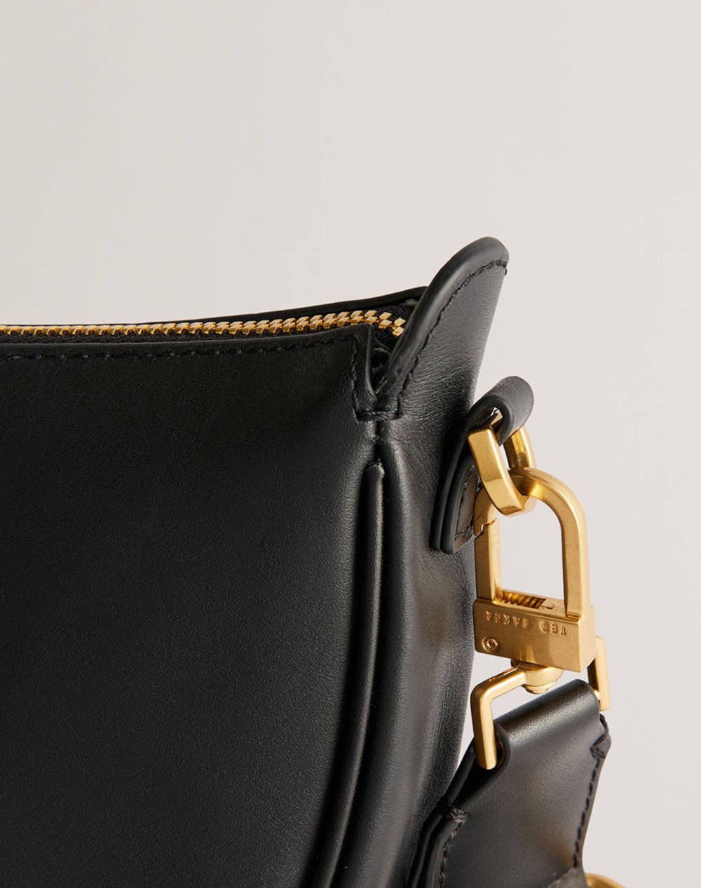 TED BAKER ESSINA Webbing Leather Half Moon Crossbody Bag (Dimensiuni: 28 x 16cm.)