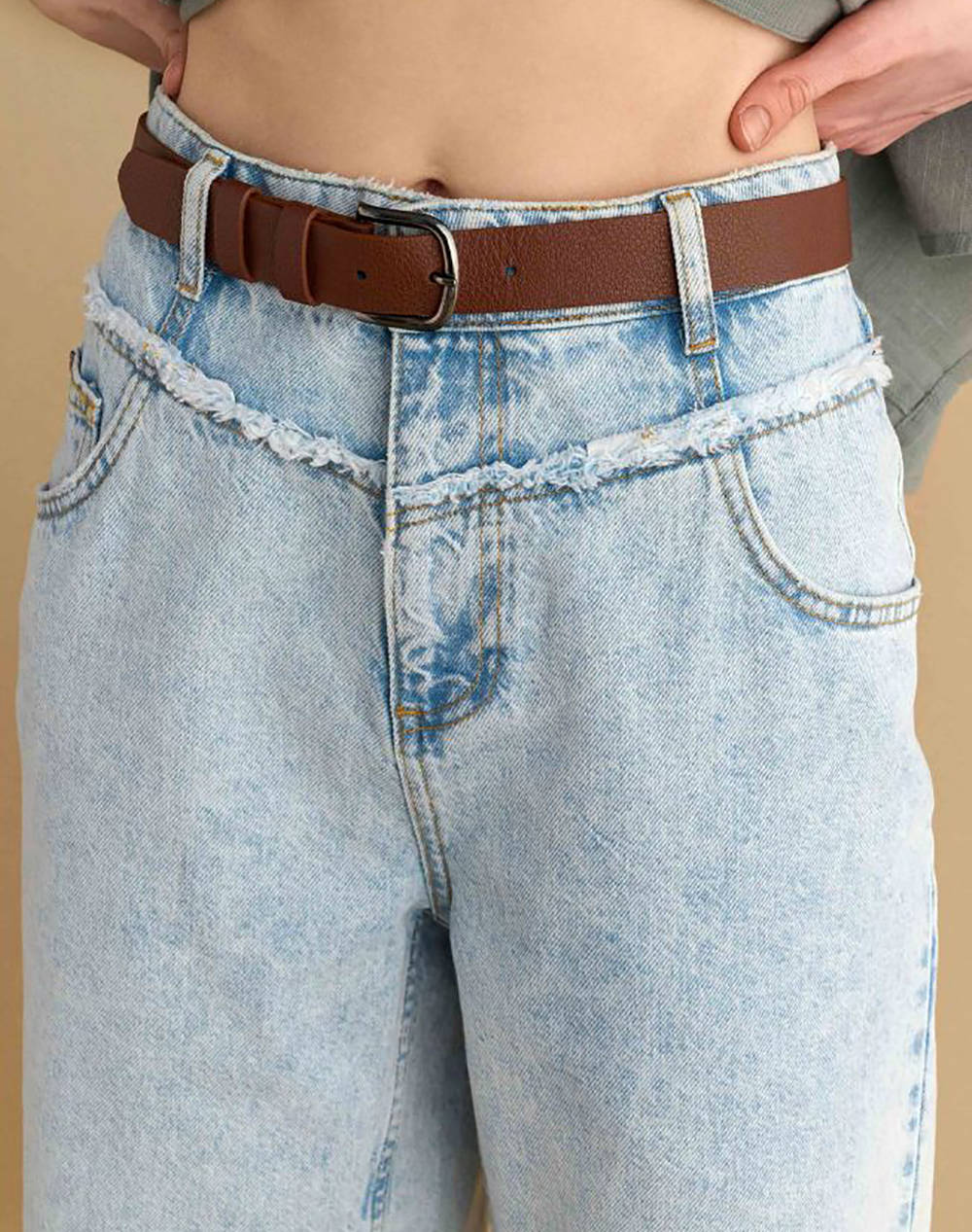 ATTRATTIVO PANTALONI SCURTI