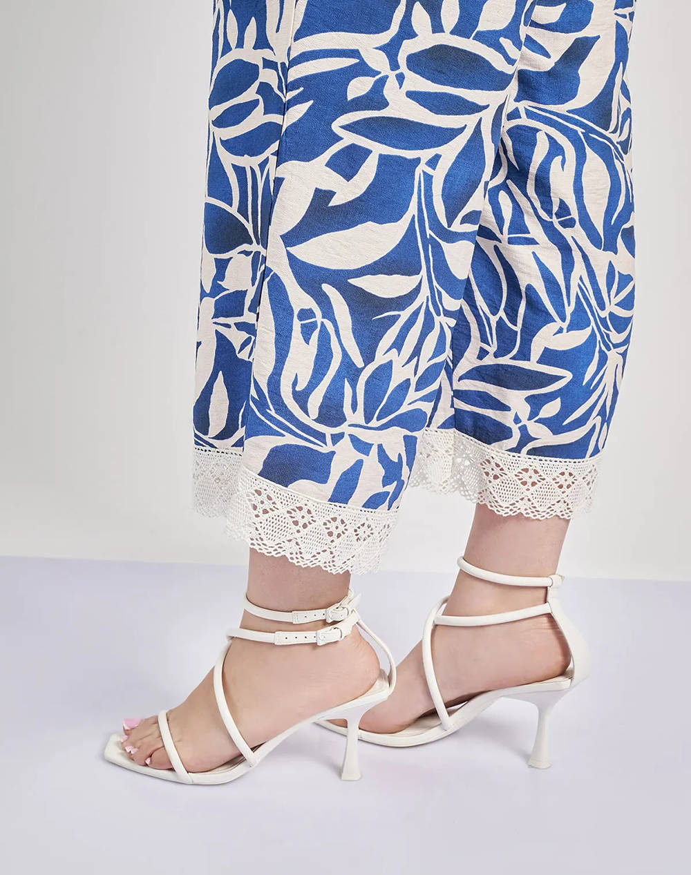 PARABITA Pantaloni cu imprimeu floral cropped cu aspect de in