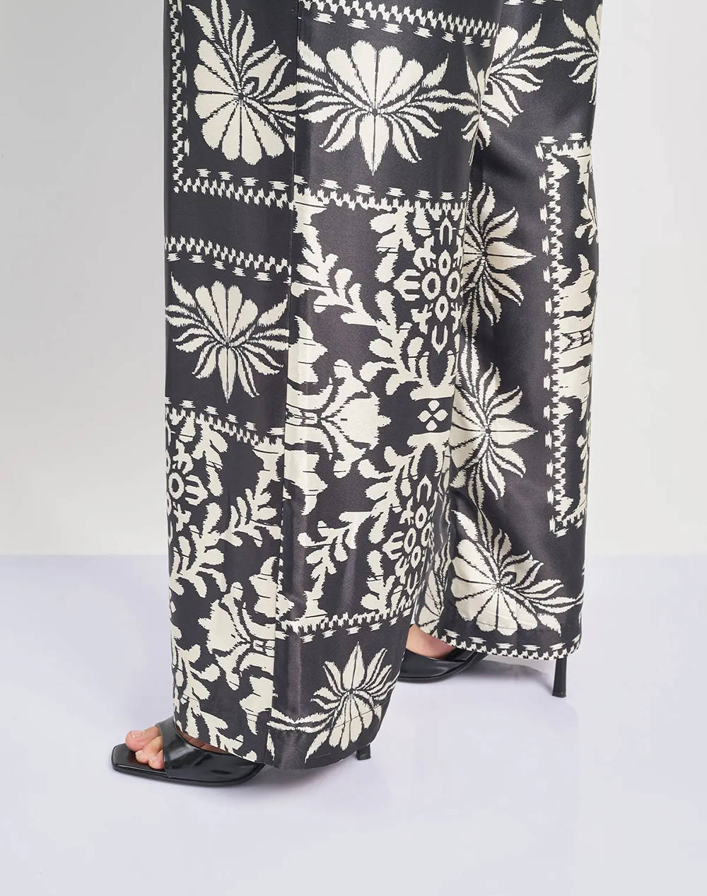 PARABITA Pantaloni satinata cu imprimeu design esarfa