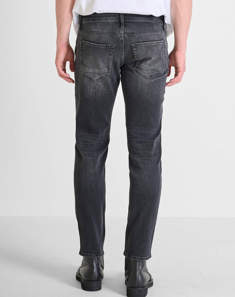 ANTONY MORATO MMDT00282FA7505731W01992 MIN OF 10 JEANS KURT COMFORT TAPERED FIT IN ICONIC BLACK OD BLACK DENIM PANTALONI DE BARBATI