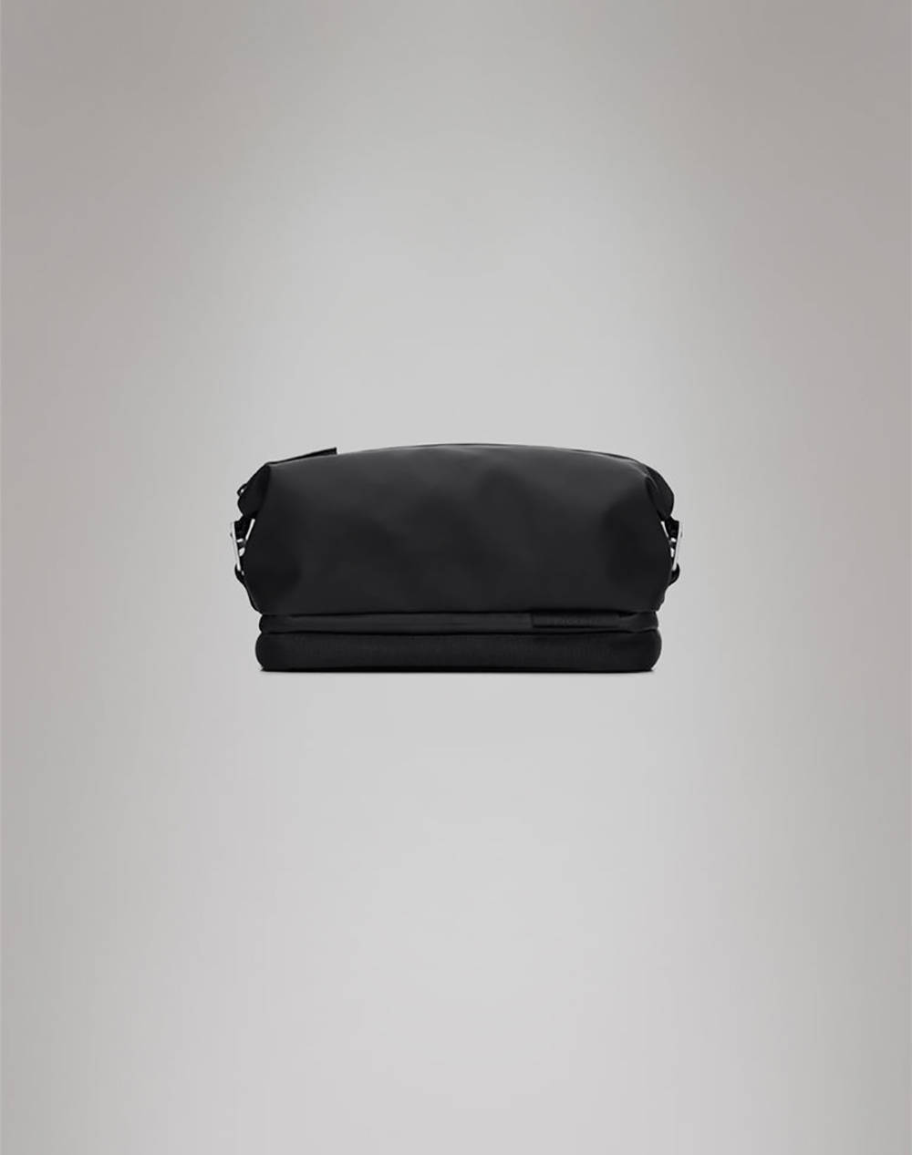 RAINS Otaru Wash Bag W3 (Dimensiuni: 20 x 14 x 33cm.)