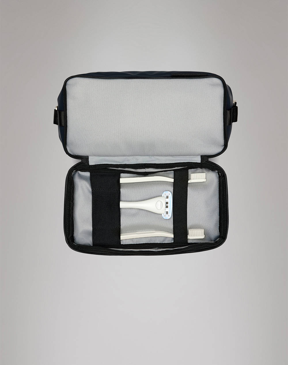 RAINS Otaru Wash Bag W3 (Dimensiuni: 20 x 14 x 33cm.)