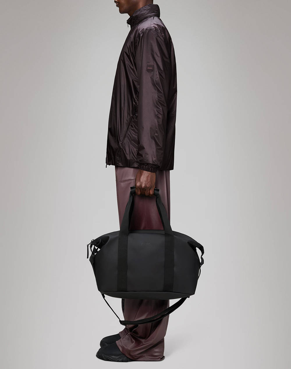 RAINS Hilo Weekend Bag Small W3 (Dimensiuni: 29 x 18 x 50cm.)