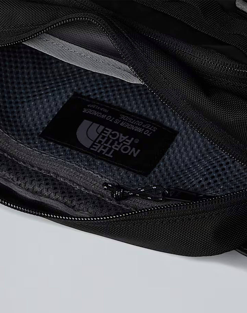 THE NORTH FACE BASE CAMP LUMBAR (Dimensiuni: 22.9 x 79 x 14cm.)