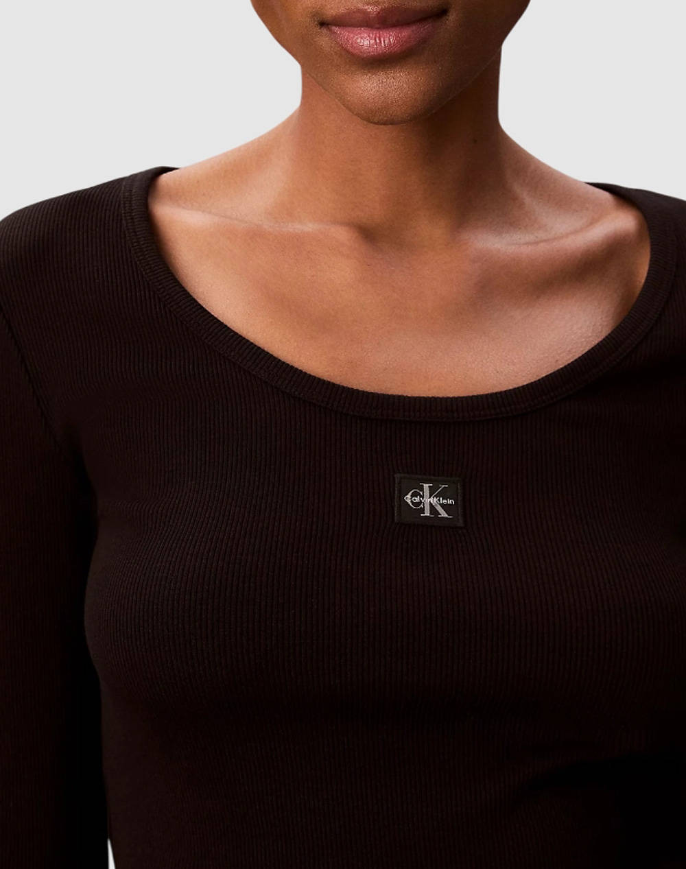 CALVIN KLEIN JEANS LS WOVEN LABEL 2X2 RIB SCOOP NEC