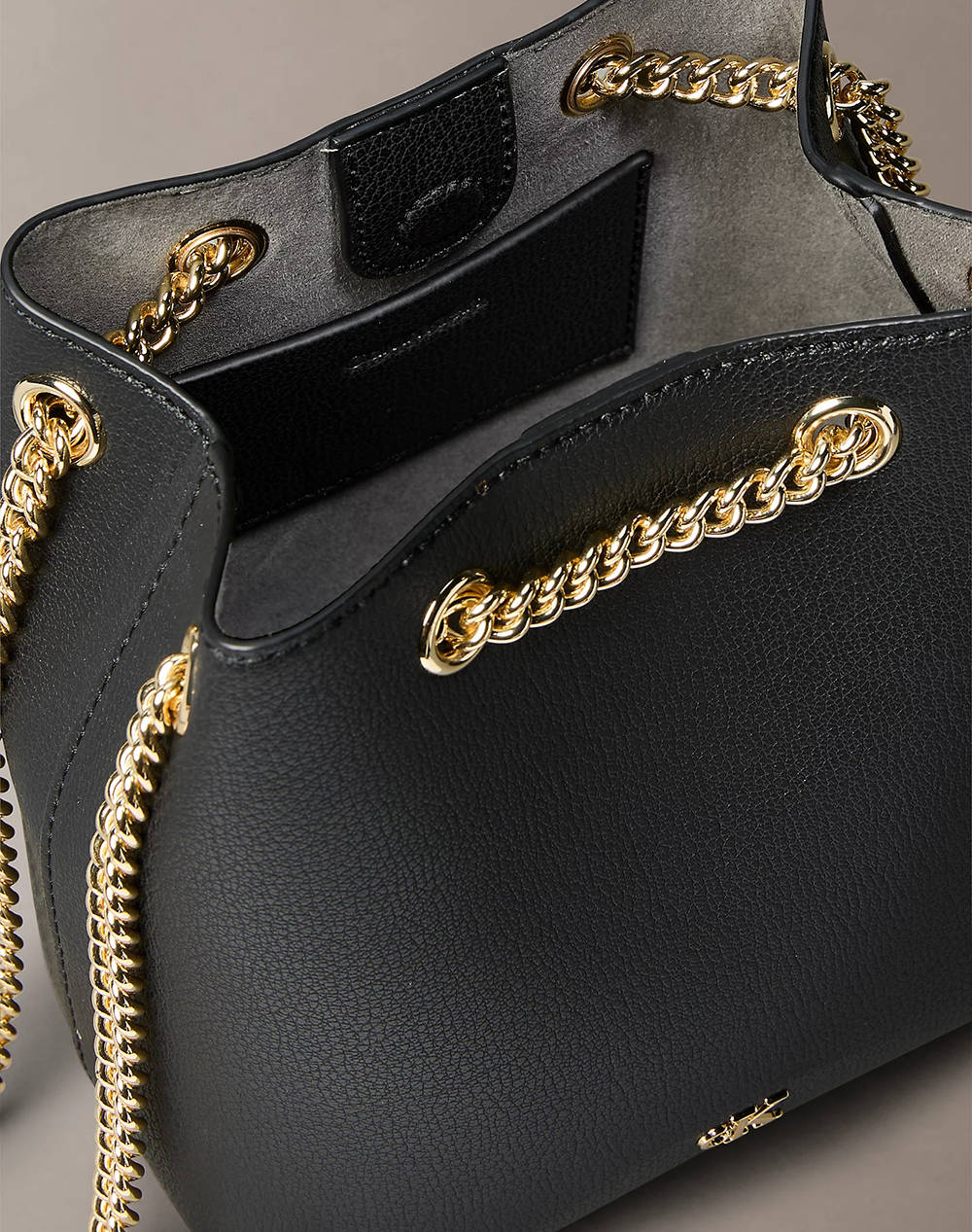 CALVIN KLEIN JEANS MNML MNGRM CHN BCKT (Dimensiuni: 23 x 19 x 10cm.)