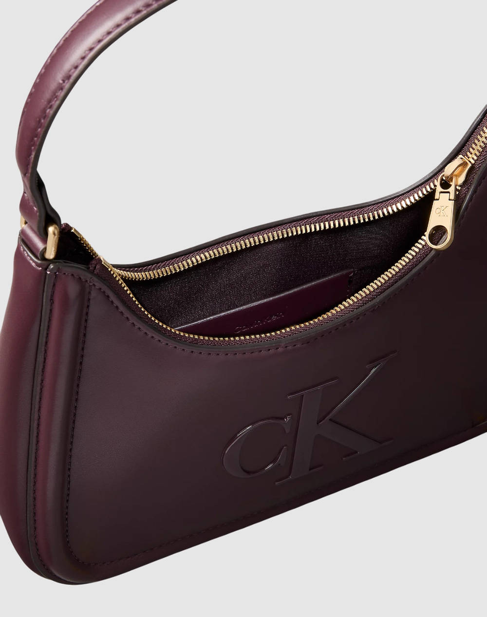CALVIN KLEIN RAISED CK SMALL SHOULDER BAG (Dimensiuni: 25 x 18.5 x 6cm.)