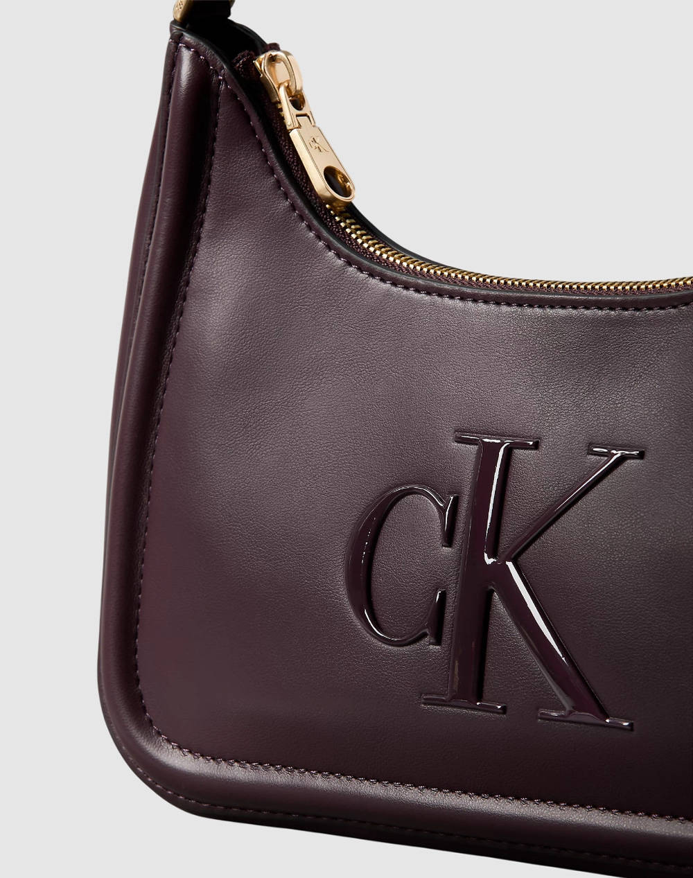 CALVIN KLEIN RAISED CK SMALL SHOULDER BAG (Dimensiuni: 25 x 18.5 x 6cm.)