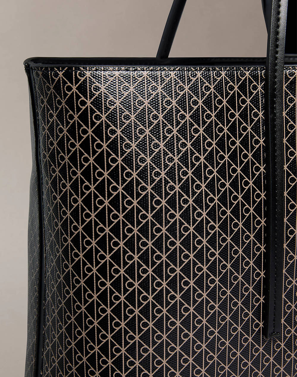 CALVIN KLEIN JEANS AOP TOTE W/ POUCH ON STRAP (Dimensiuni: 39 x 28 x 13cm.)