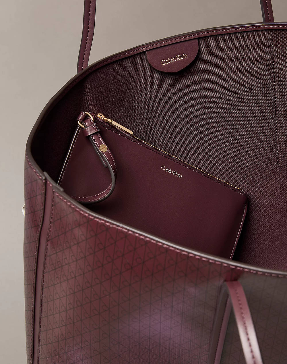 CALVIN KLEIN JEANS AOP TOTE W/ POUCH ON STRAP (Dimensiuni: 39 x 28 x 13cm.)