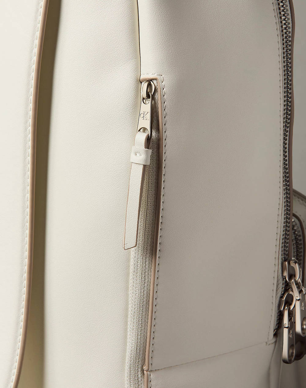 CALVIN KLEIN JEANS SCLPTD IMPRSSSN SLM (Dimensiuni: 26 x 39 x 11cm.)