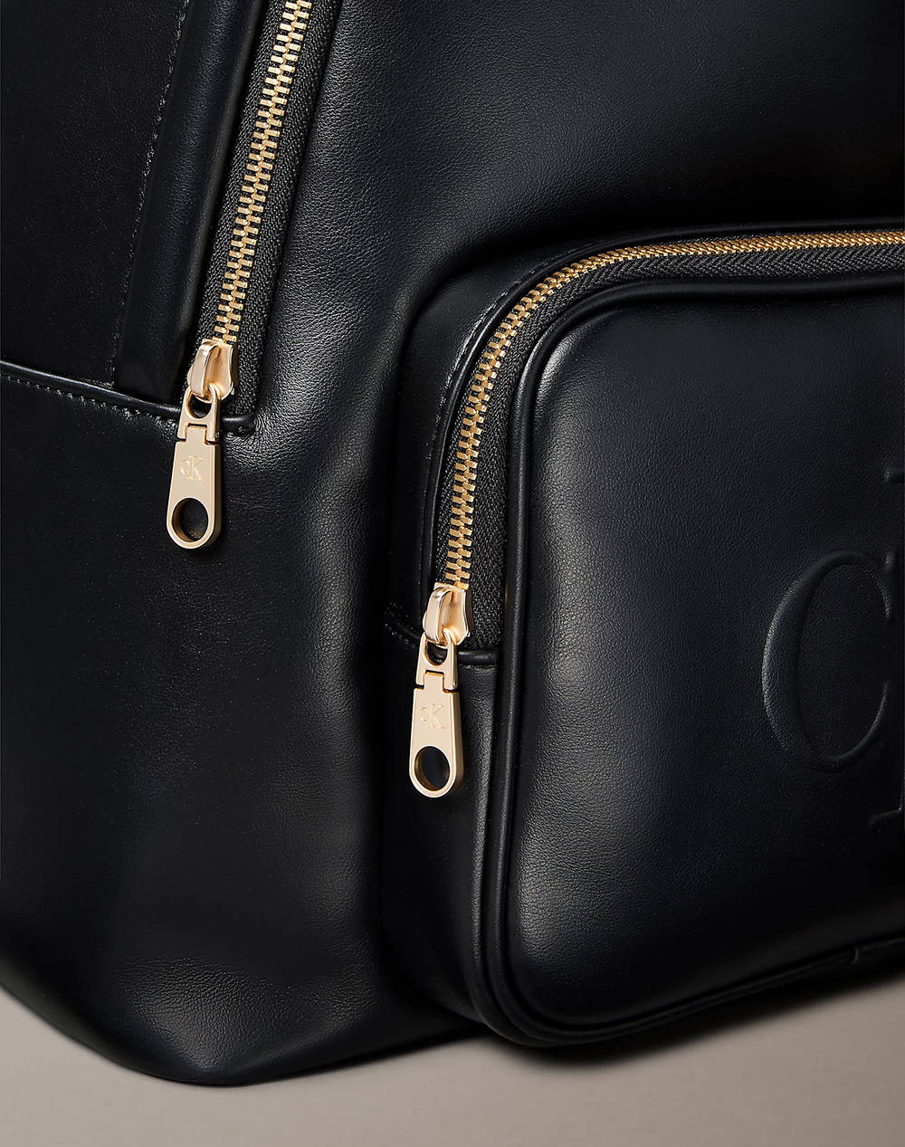 CALVIN KLEIN RAISED CK BACKPACK (Dimensiuni: 31 x 41 x 12cm.)