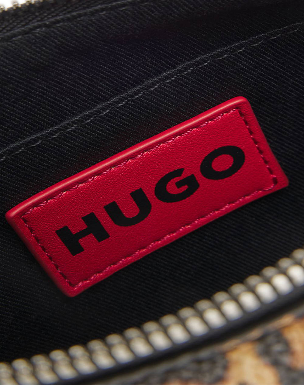 HUGO Chris 2.0 LP_Hobo 10275837 01 (Dimensiuni: 25.5 x 12.5 x 4cm.)