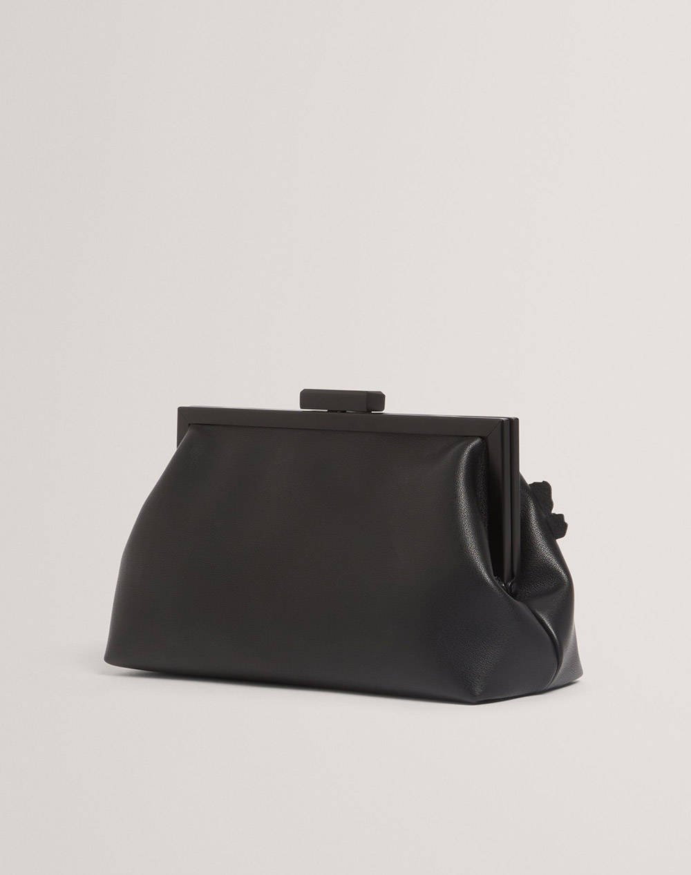 TED BAKER FIORELL Flower 3D Applique Clutch Bag (Dimensiuni: 21 x 11.5 x 7.5cm.)