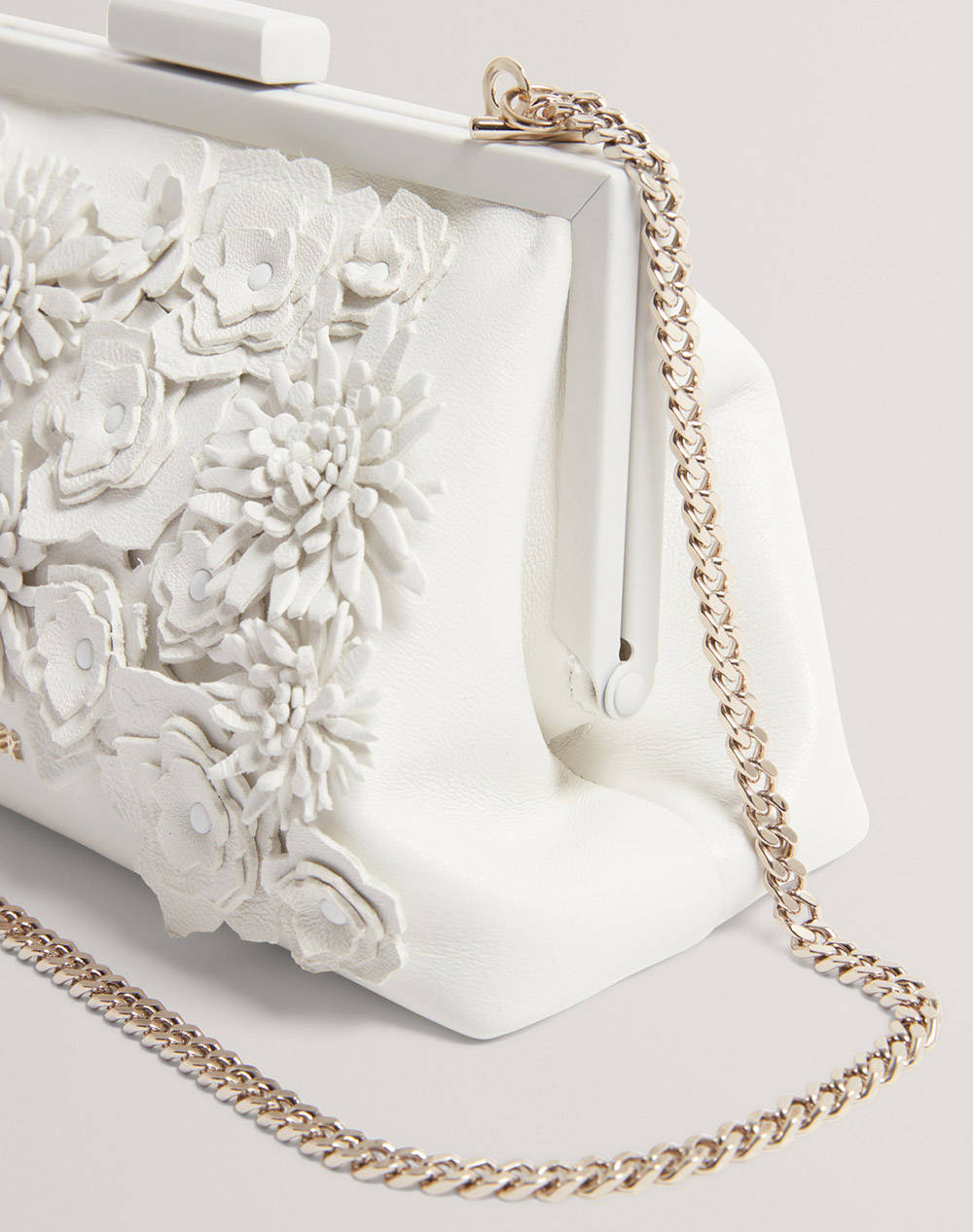 TED BAKER FIORELL Flower 3D Applique Clutch Bag (Dimensiuni: 21 x 11.5 x 7.5cm.)