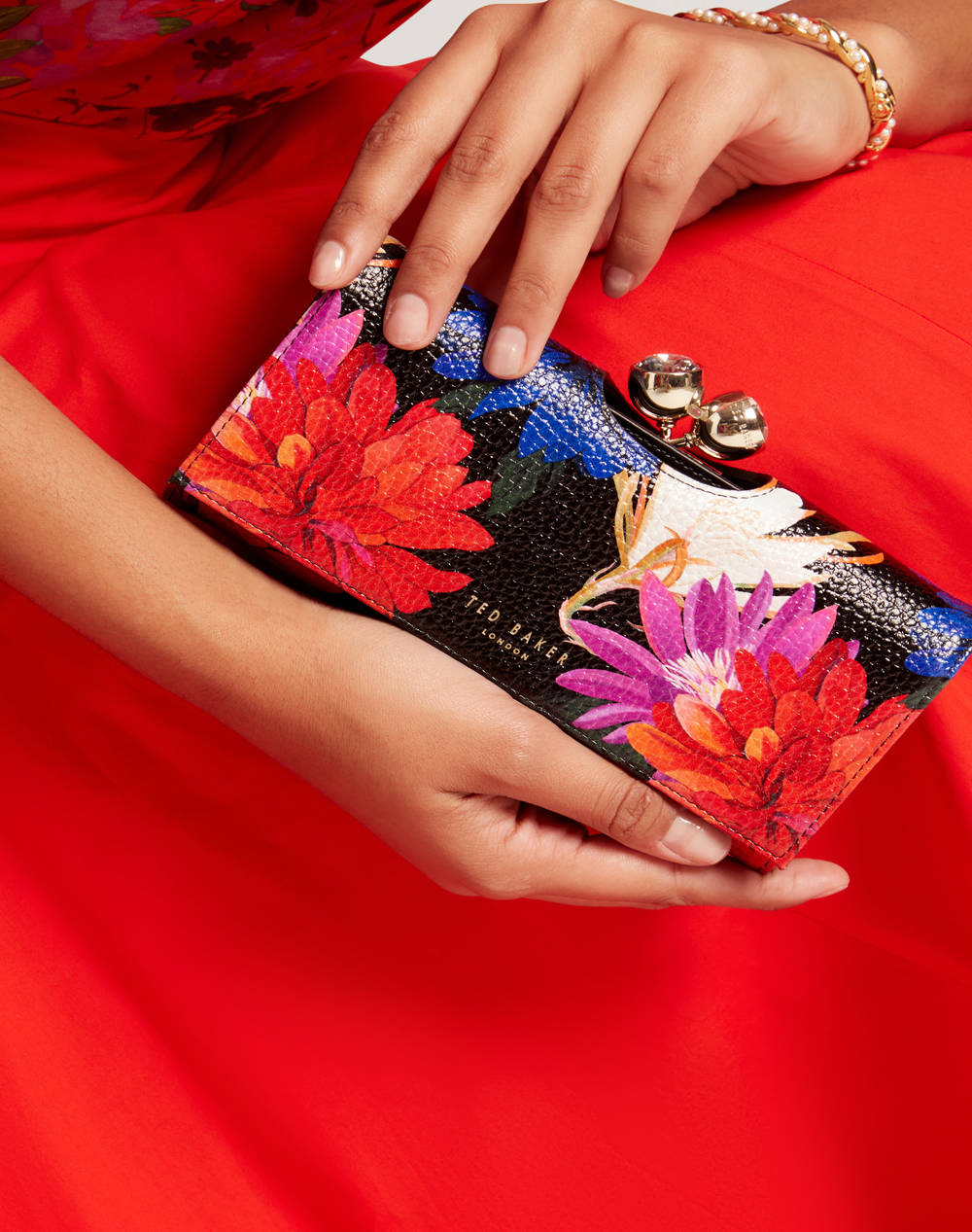 TED BAKER AMALIAH Printed Rose Detail Bobble Purse (Dimensiuni: 19 x 10 x 4cm.)