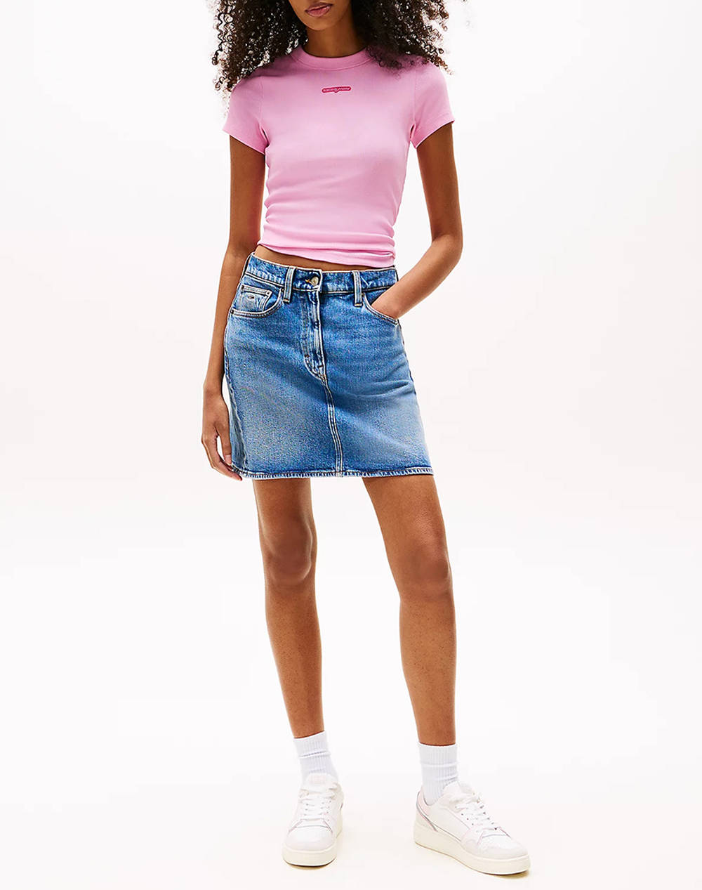 TOMMY JEANS TJW SLIM SCRIPT LABEL SS TEE EXT