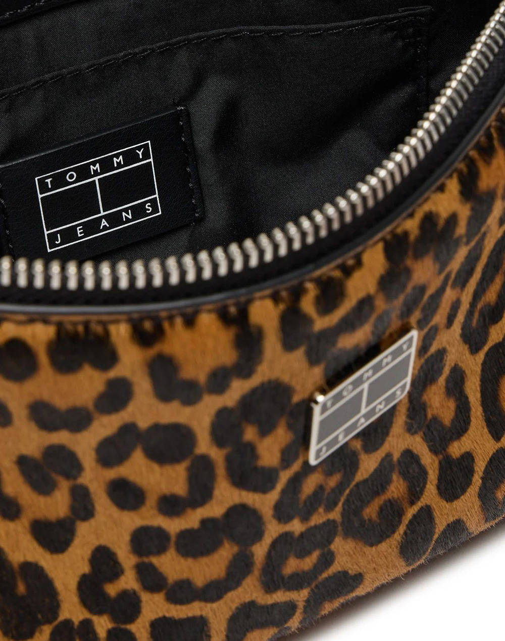 TOMMY JEANS TJW MUST LEOPARD SHOULDER BAG (Dimensiuni: 22 x 12 x 4.5cm.)