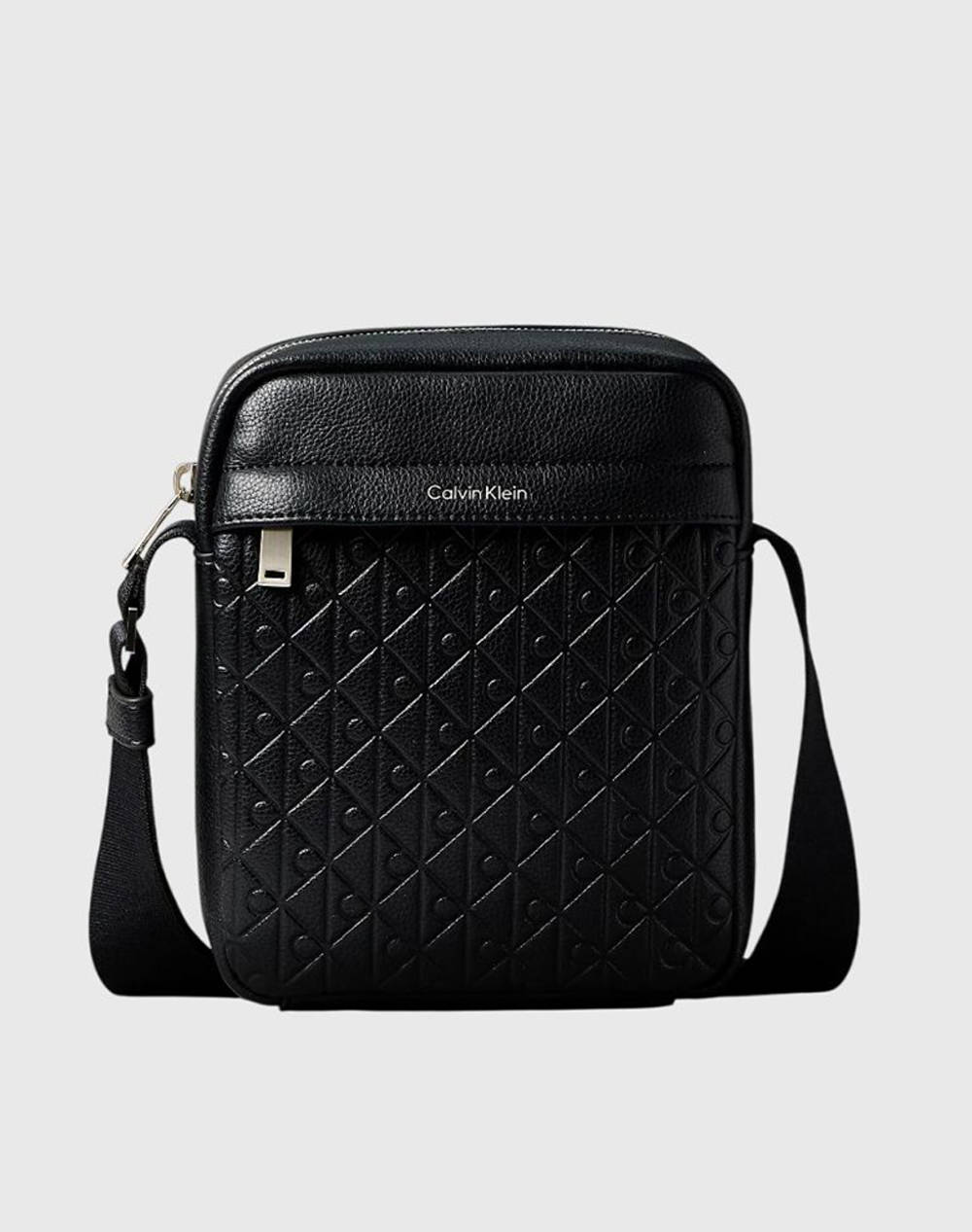CALVIN KLEIN EMBLEM EMBOSS REPORTER (Dimensiuni: 16.5 x 20 x 6.5cm.)