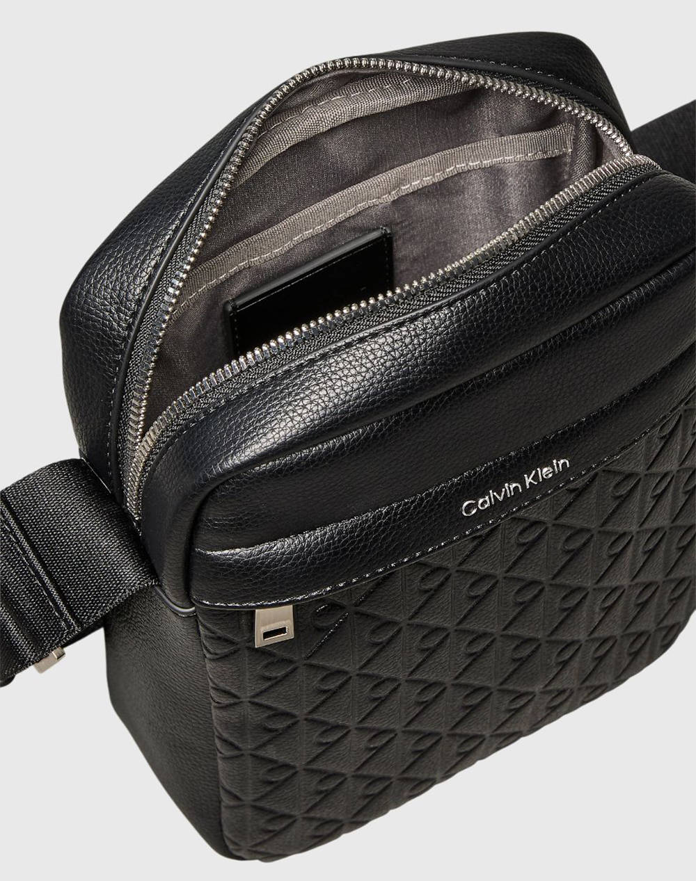 CALVIN KLEIN EMBLEM EMBOSS REPORTER (Dimensiuni: 16.5 x 20 x 6.5cm.)