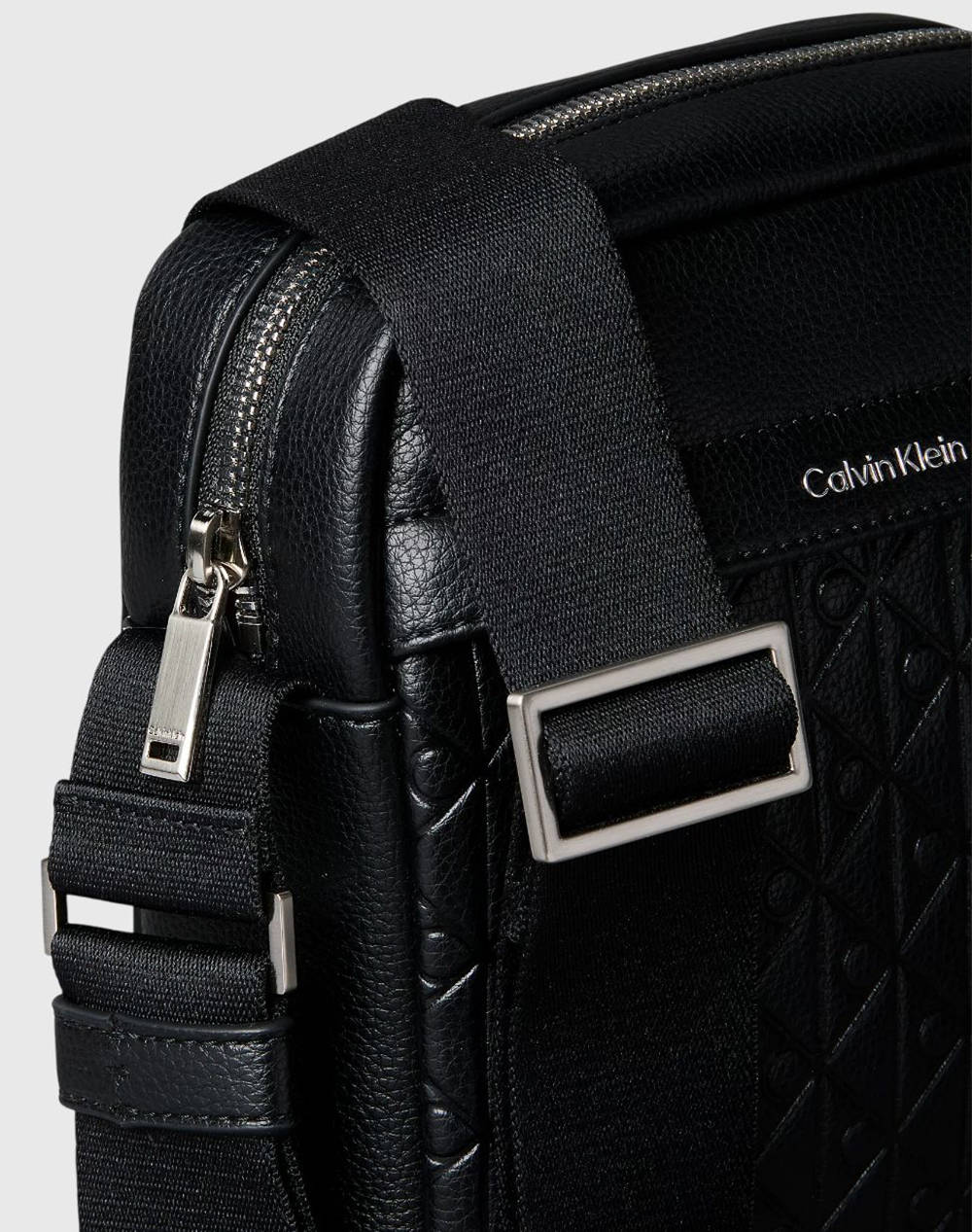 CALVIN KLEIN EMBLEM EMBOSS REPORTER (Dimensiuni: 16.5 x 20 x 6.5cm.)