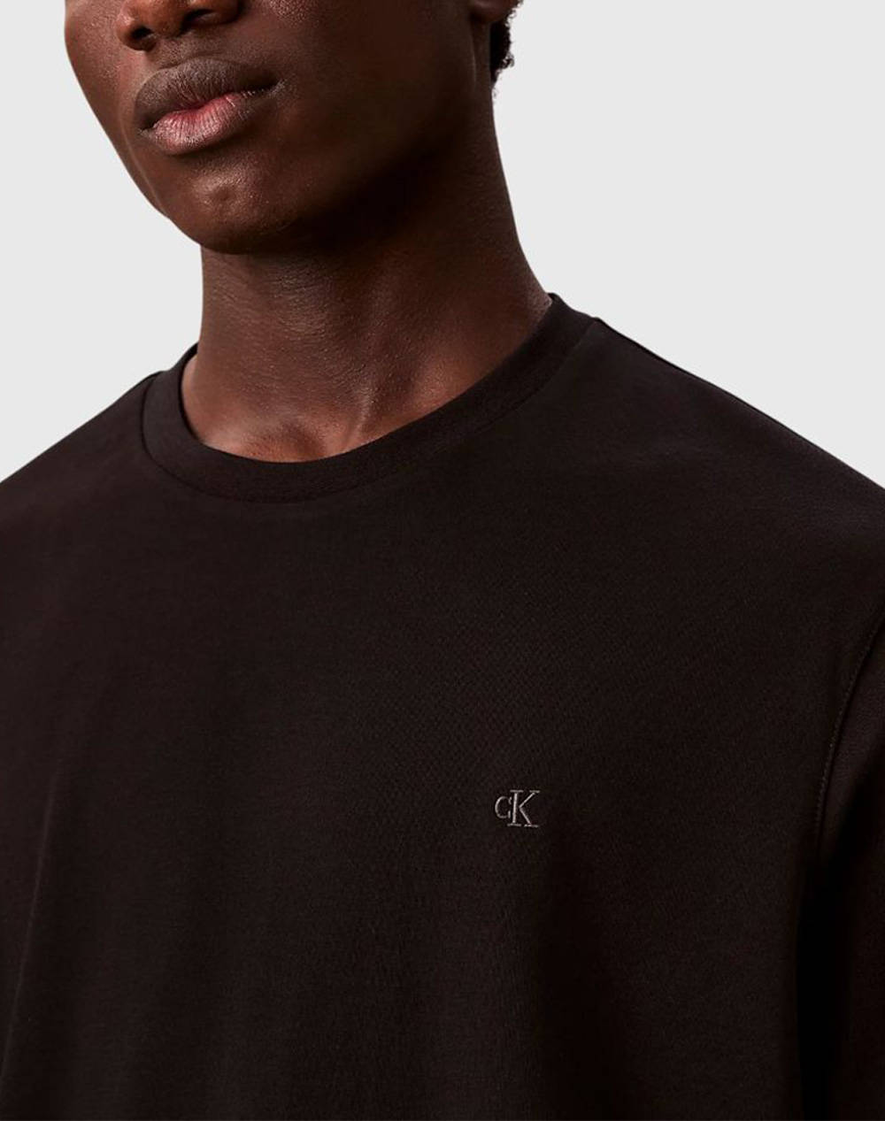 CALVIN KLEIN SS SUPIMA CHEST EMB CREWNECK TEE