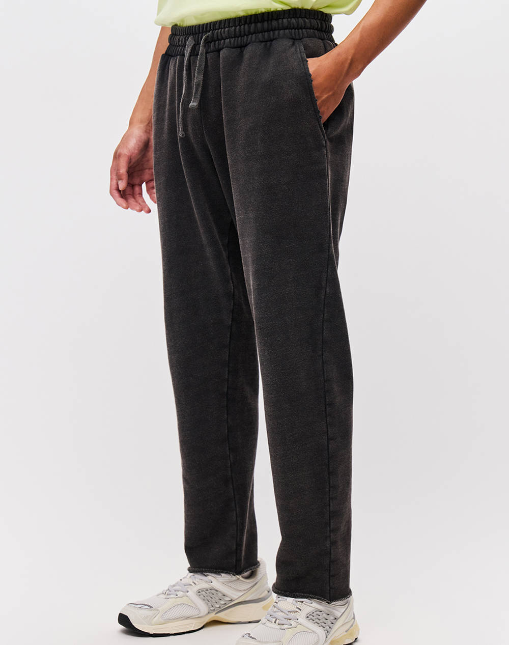 DIRTY LAUNDRY SWEATPANTS WITH DESTROYS