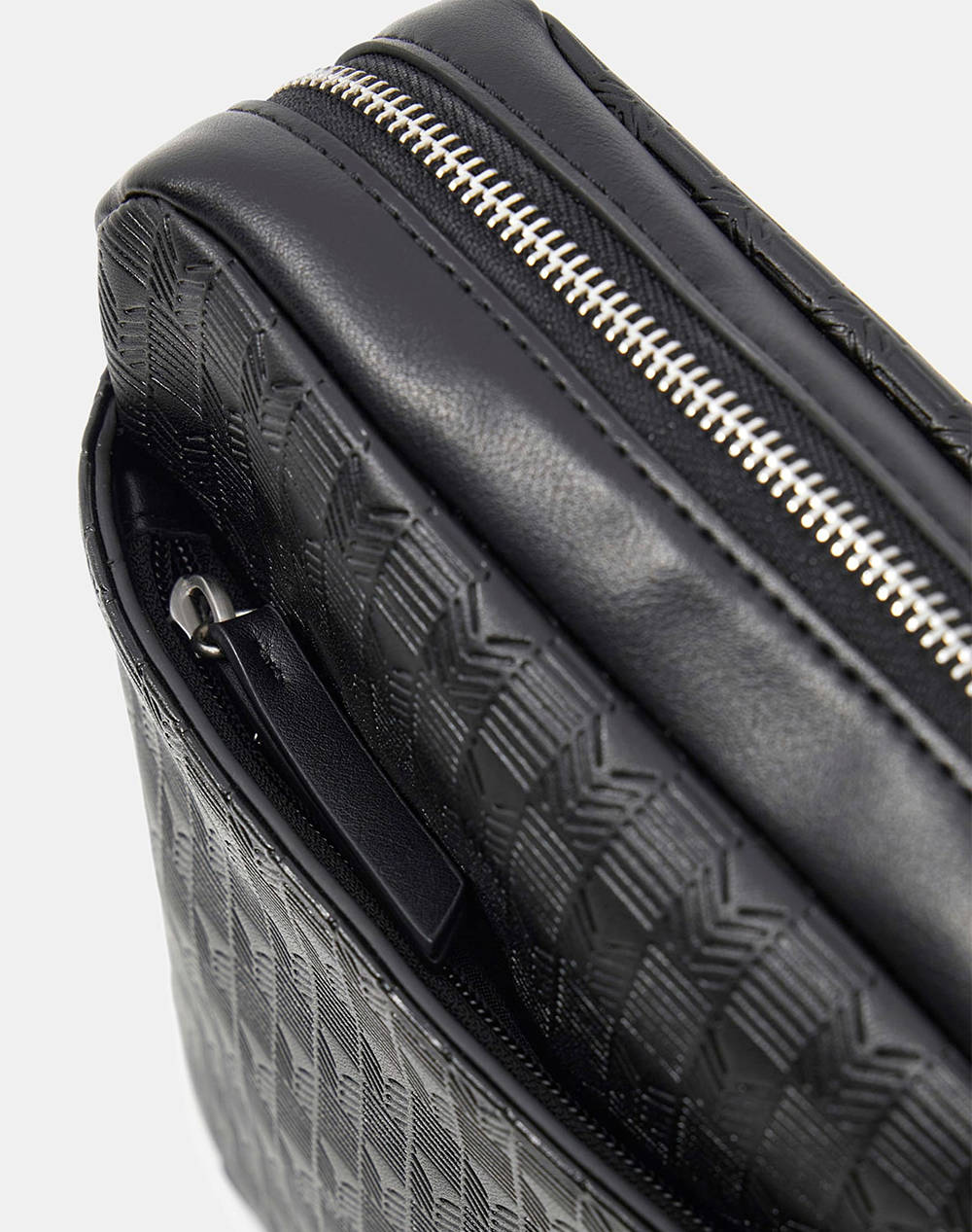 GUESS TORINO TOP ZIP CROSSBODY GEANTA DE BARBATI (Dimensiuni: 22 x 23.5 x 5cm.)