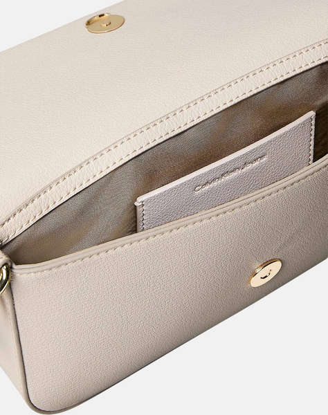 CALVIN KLEIN MINIMAL MONOGRAM SHOULDER POUCH (Dimensiuni: 25 x 13 x 4cm.)