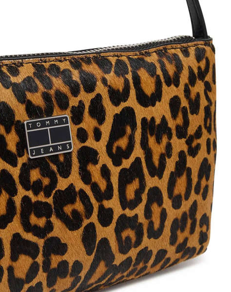 TOMMY JEANS TJW MUST LEOPARD SHOULDER BAG (Dimensiuni: 22 x 12 x 4.5cm.)