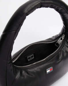 TOMMY JEANS TJW PILLOW SHOULDER BAG (Dimensiuni: 30 x 15 x 9.5cm.)
