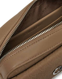 CALVIN KLEIN JEANS CK CAMERA BAG W/POCKET_MONO (Dimensiuni: 21 x 16 x 6cm.)