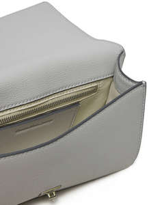 CALVIN KLEIN JEANS FORGED LOCK SMALL FLAP (Dimensiuni: 21 x 12 x 5cm.)